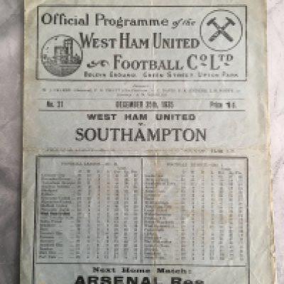 1935 - 1936 West Ham v Southampton Football Programme: Fair condition division two programme with no team changes. Folding.