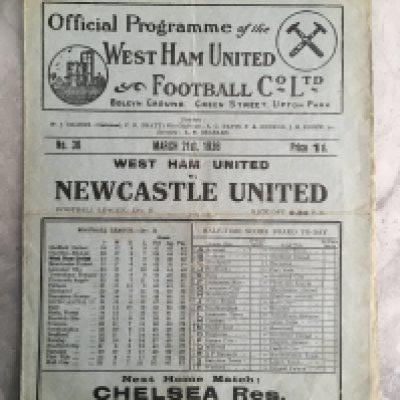 1935 - 1936 West Ham v Newcastle Football Programme: Good condition division two programme with no team changes. Folding.