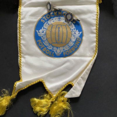John Lyalls West Ham 1972 Sweden Tour Momentos: Pennant, 2 pairs of cufflinks and stick pin badge believed to have been picked up by Lyall when they played Osters in 1972. C/W UMEA 350th Anniversary medal in original box.