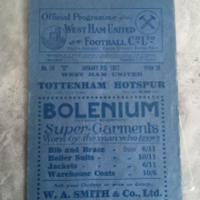 1926 - 1927 West Ham v Tottenham FA Cup Football Programme: Excellent condition dated 8 1 1927 with pencilled team changes.