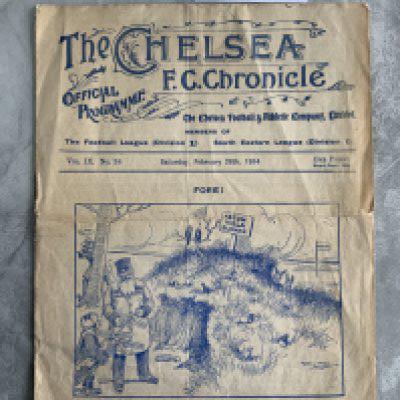 1913 - 1914 Chelsea v Aston Villa Football Programme: First team league match just pre 1st World War. Fair condition 8 pager with no team changes. Splitting to spine and tear to centre fold.