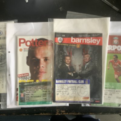 2009 - 2010 Manchester United Complete Football Programmes + Tickets: Complete home and away programmes in excellent condition. Home programmes come with some press reports and tickets. Complete away tickets of League and domestic cups but also include some European friendlies and Charity Shield.
