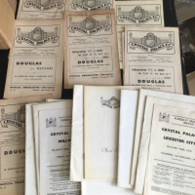 Crystal Palace Home Football Programmes: 7 from the 50s and a further 15 from the 60s and a quantity of 90s.Instructions to sell. (box)
