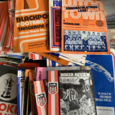 1970s Sunderland Home + Away Football Programmes: Good condition spanning the decade in good condition. (est 200)