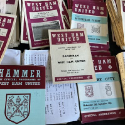 West Ham 1960s Football Programmes: Nearly 300 spanning the whole 60s decade with some earlier. Additionally there are around 100 x 1970s. Mainly good with duplication. (est 400)