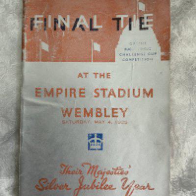 1935 Rugby League Cup Final Football Programme: Huddersfield v Castleford played at Wembley in very good condition with no team changes. Similar style to FA Cup final programme of same season. Ex rusty staples have left a hole where they used to be. Rare to find without fold on this special edition card cover that was used for jubilee year.