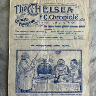 1912 1913 Chelsea v Manchester United Football Programme: Very good condition 16 page 1st Division programme with no team changes. Score written to team page.