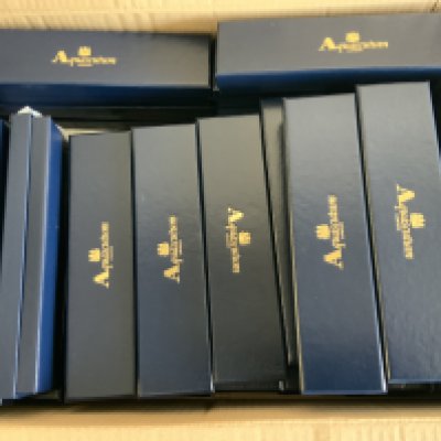 Manchester United Aquascutum Pens Corporate Football Gifts: 35 Aquascutum boxed pens in sleeve both stating Aquascutum. Pens were over from a corporate event at Manchester United and a Man Utd badge is embossed to pen. C/W 35 Man Utd gift bags. Please note on randomly testing 4 pens only one worked as these are from year 2000.