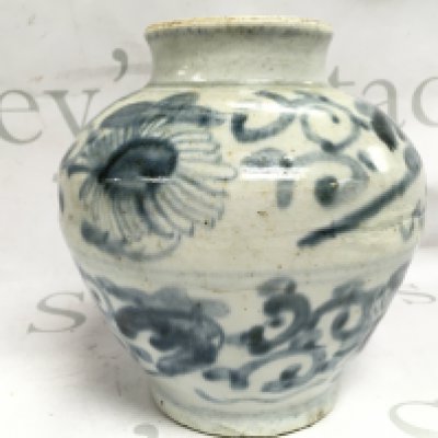 An antique Chinese Ming period jar , 7 inches tall. NO RESERVE