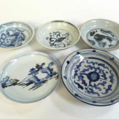 Five Chinese blue and white Ming period style dishes 10 to 13cm wide- NO RESERVE