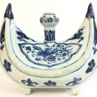 A Chinese Islamic blue and white porcelain four footed candle holder , hand painted with flowers 20cm wide, 18cm tall.
