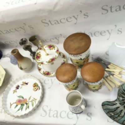 Collection of assorted ceramics including Royal Albert Royal Doulton and other oddments. NO RESERVE
