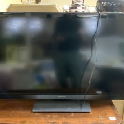 A Panasonic flat screen teen TV TX-L42E308- NO RESERVE