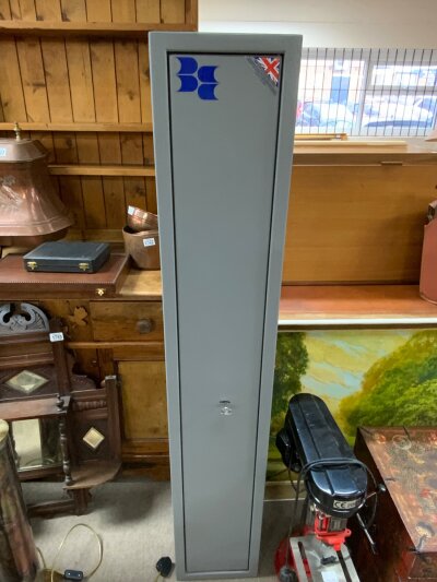 A modern gun safe [5 spaces). 152cm x 26.4cm x 26.4cm
