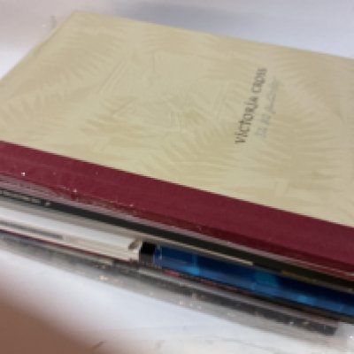 A collection of 7 Australia and 6 New Zealand postage stamps including year books mostly from the 2000 era.