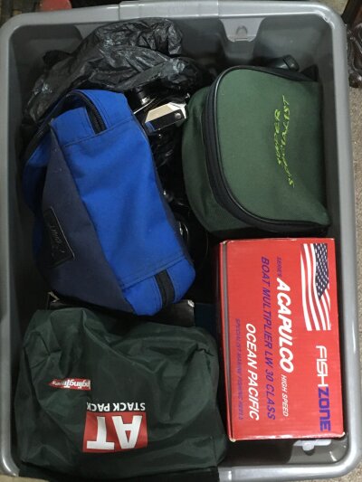 Box of fishing reels including a Fladen Surf Chieftain 60, Shakespeare Quarz Lite 2927 400, Sonik SKS6000, Daiwa Sweepfire-A 2550 etc