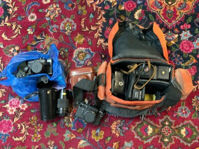 A mixed lot of vintage cameras.