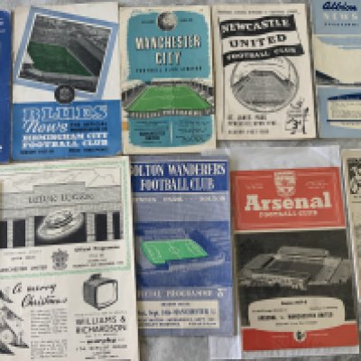 57/58 Manchester United Away Football Programmes: Near complete season of Munich season league games except Chelsea and Aston Villa. Mainly very good including last match of the Busby Babes v Arsenal. (19)