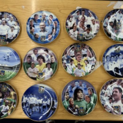 Tottenham Football Plate Collection: Pristine collection of 12 plates from the Danbury Mint series. Decorative plates cover subjects to include 1961 Double , Highest Scorers, Most Appearances, Managers, 81/82 cup Winners, 1951 League Champions and more. Each plate is in a box and comes with a Ltd edition certificate. C/W a larger 60/61 Double Winners plate by maker Bates of Stoke which has a slight chip to rear. (13)