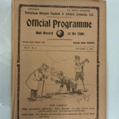 1912 - 1913 Tottenham v Bradford City Football Programme: First division match dated 21 12 1912. Excellent condition ex bound with covers. No writing.