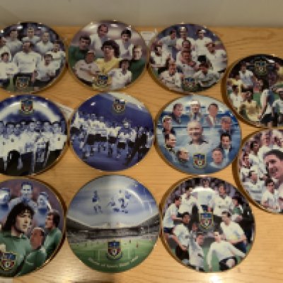 Tottenham Legends Football Plates: Produced by Danbury Mint made of porcelain. Attractive plates with titles such as 1961 double, 1951 League Champions, Managers, Most Appearances etc. 11 plates with 8 original boxes and plastic holders.