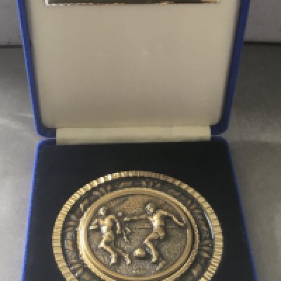 1990 Danny Blanchflower Tottenham Benefit Match Gift: Awarded to players and in this case Spurs secretary Peter Barnes for help in organising the match at White Hart Lane on 1 5 1990 in aid of Blanchflower who had just been diagnosed with Alzheimers and this helped pay for the remaining 3 years of his life. Excellent condition large medal in a box with match details on a plaque.