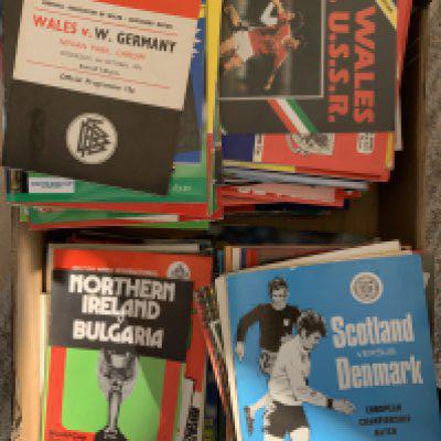 International Football Programmes: Homes from the 70s onwards of England x 80, Scotland x 86, Wales x 99, Northern Ireland x 39. Mainly excellent with a couple of duplicates. 2 boxes. (304)