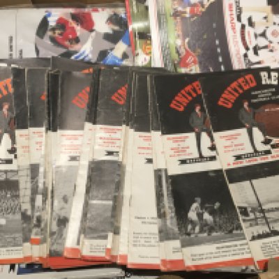 Manchester United Football Programmes: Quantity of home and aways from the mid 60s then what could be some complete seasons of homes from 80s and 90s. Instructions to sell. (box)