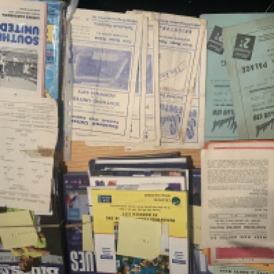 Southend United Football Programmes: A few early 60s single sheet reserves plus 54/55 Romford away ECL, Arsenal FC Cup. Homes v 48/49 Reading, Crystal Palace and some mid to late 50s homes and some more modern. Includes Football Argus Jan 68. (90+)