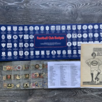 Esso Football Club Badges Unused Full Set: Whilst you do see the set of popular badges they always appear stuck down to pull out album. This unusually is an excellent empty album and full set of 76 badges plus the advert.