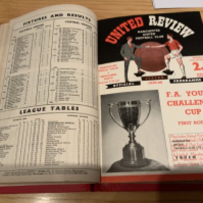 Manchester United 59/60 Bound Volume Of Football Programmes: Mint condition with tokens and covers intact. Contains all first team matches and all 6 Youth Cup matches.
