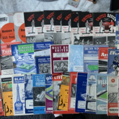 Manchester United Football Programmes: 10 homes from 58/59 and a further 29 aways which are mainly early 60s. Excellent. (39)