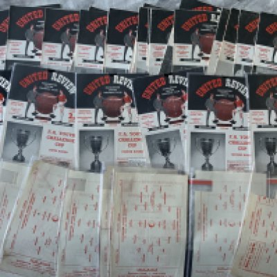 59/60 Manchester United Home Football Programmes: 17 reserve single sheets, 6 Youth cup plus 22 first team matches. Overall good with some having tokens removed. (45)