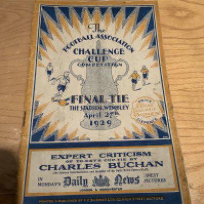 1929 FA Cup Final Football Programme: Bolton v Portsmouth in very good condition with no team changes. Rusty staples holding firm.