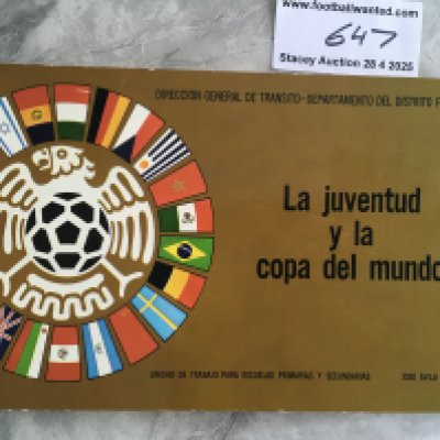 Rare 1970 World Cup Football Brochure: Stunning gold booklet in Spanish with in depth analysis and pictures of the squads etc for the forthcoming World Cup in Mexico. Participating Nations flags to cover. Nice item.