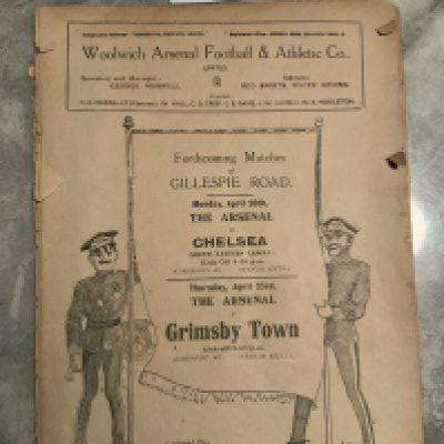 1913 - 1914 Woolwich Arsenal Football Programme: 2nd division match v Clapton Orient doubling up as Chelsea reserves from the South Eastern League. No covers as ex bound with pages separated and small cutting removed inside. (1)