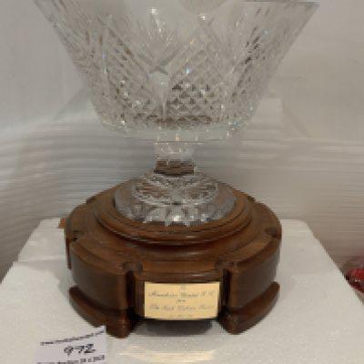 Manchester United 1986 Crystal Vase: Presented by the Irish Defence Forces to Manchester United on 2 10 1986. Top quality heavy large crystal on wooden base. Crystal has slight chip.