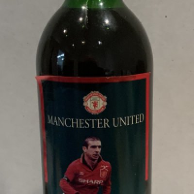 Eric Cantona Manchester United Bottle Of Wine: Label states Manchester United 1994 Cabernet Sauvignon with picture of Cantona on the label above the words official club wine. 75cl unopened bottle.