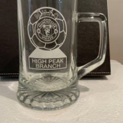 Manchester United High Peak Branch Supporters Club Glass: Sent to Manchester United to give to their player of the year we are informed. High Peak branch was formed in 1999. Heavy glass tankard in good condition.