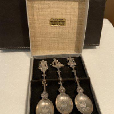61/62 Manchester United v Amsterdam X1 Players Gift: Set of 3 all different decorative spoons in original box gifted to Manchester United player Dave Gaskell for match in Amsterdam on 23 5 1962.