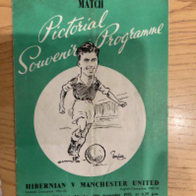 52/53 Hibernian v Manchester United Football Programme: Good condition with one pencilled team change. Dated 15 9 1952.