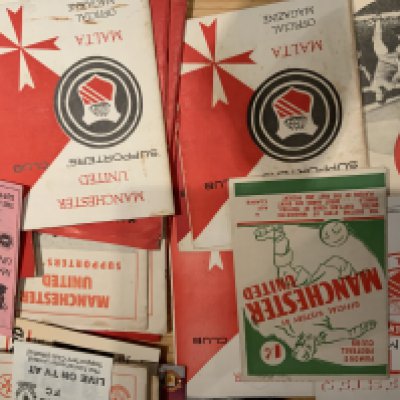Manchester United Magazines + Journal Collection: Includes mainly Malta Supporters club magazines, 1940s Famous Football Clubs, Mid 90s Echoes magazines and more.