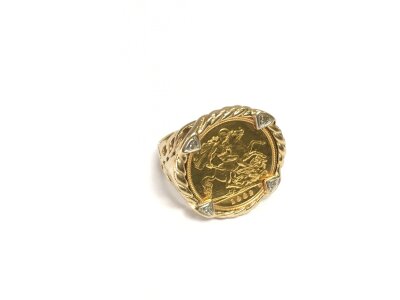 A 1982 gold half sovereign set in a 9ct gold ring mount, approx 9.2g.