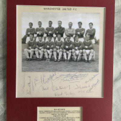 62/63 Manchester United Signed Mounted Football Team: Team group from the season they won the FA Cup. Below to border is hand signed by 13 players. Includes Brennan Herd Giles Cantwell Setters Foulkes Gaskell Charlton Gregg Nicholson Pearson Quixall and Violet.