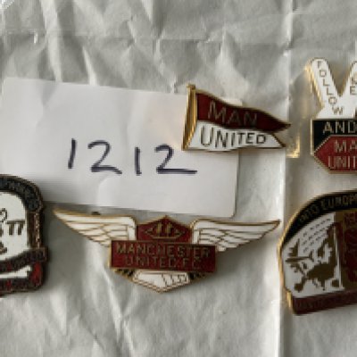 Manchester United Coffer Football Badges: Original old pin badges to include subjects such as 1977 Jubilee Cup Winners, Follow Me and United and Into Europe. Good. (5)