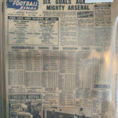 Manchester United 1950s Football Newspapers: Hard to find full Evening Chronicle newspapers which also covered Manchester City. Each one kept in plastic wallet. This paper was known as the Football Pink. Starting with 26 4 1952 when a 6-1 win over Arsenal made Man Utd champions. The rest look 1954 to 1957. Excellent condition. (60)