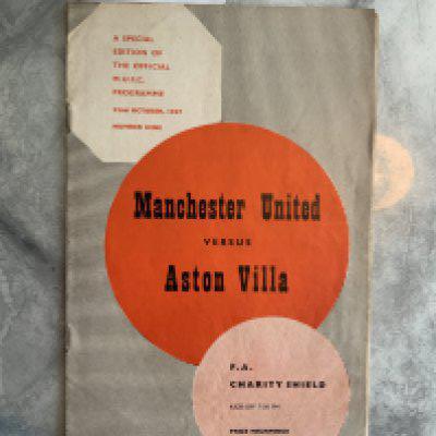 1957 Charity Shield Football Programme: Manchester United v Aston Villa in fair/good condition with no team changes and token intact. Small split on spine and pen to page 3. Tiny tear.