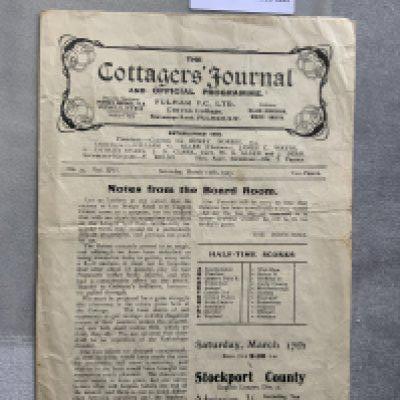 1922 - 1923 Fulham v Clapton Orient Football Programme: Good condition with no team changes. Pencilled score to team page. Fold.