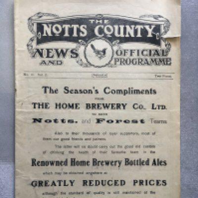 1921 - 1922 Notts County v Hull City Football Programme: Fair/good condition league match with no team changes. Tiny piece out of the covers border. Writing to centre pages.