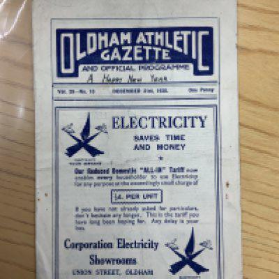 38/39 Oldham v Rochdale Football Programme: Good condition with team changes. League match dated 31 12 1938 has A Happy New Year written to cover.